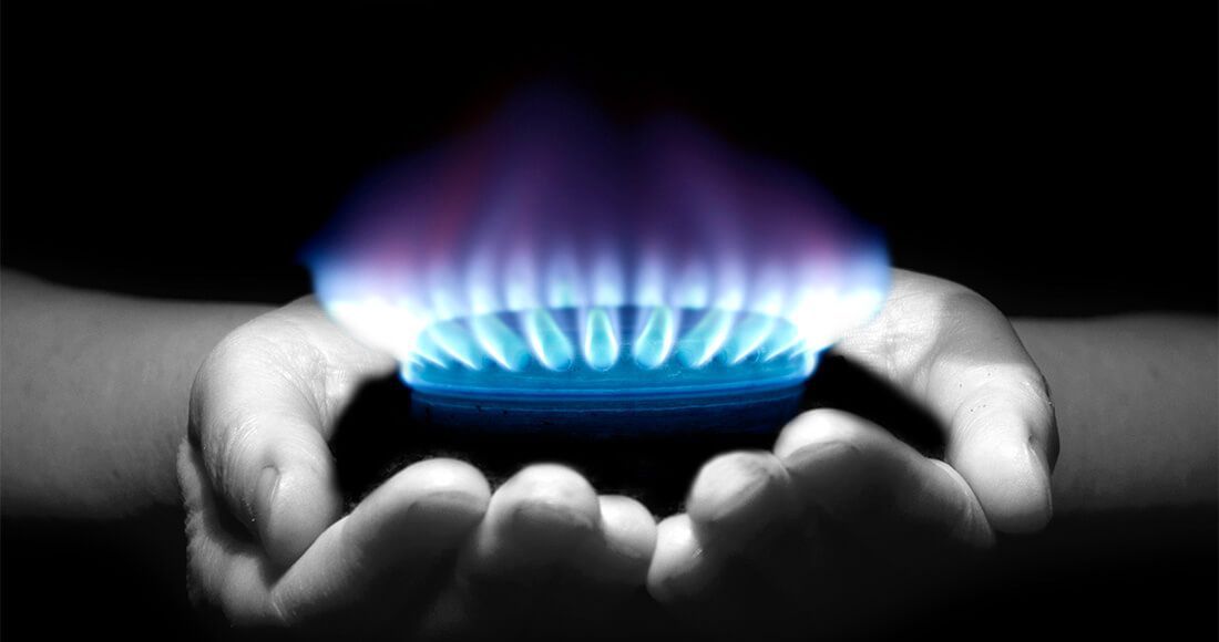 Flamme de gaz dans les mains d'une personne