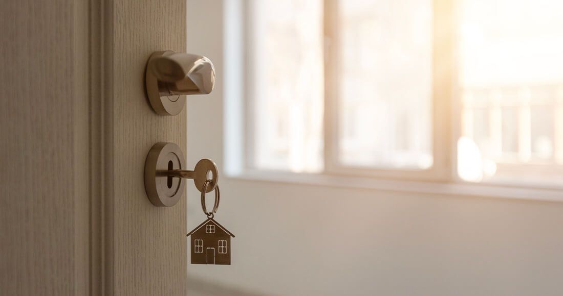 clé sur la porte d'une maison neuve