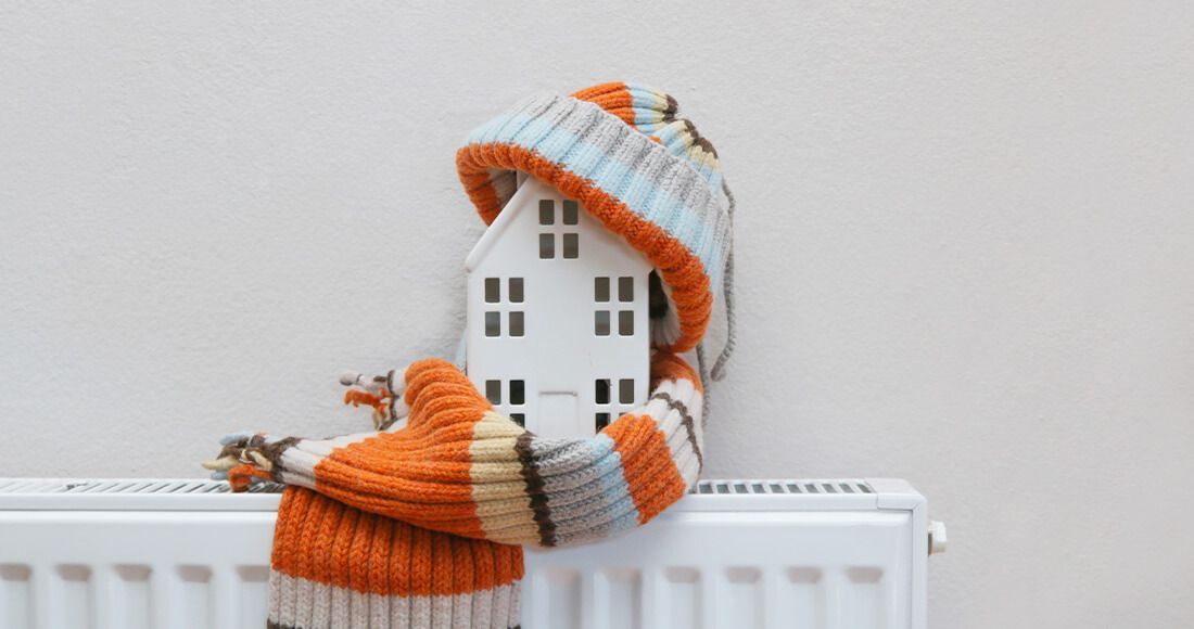 Maison avec écharpe sur un radiateur