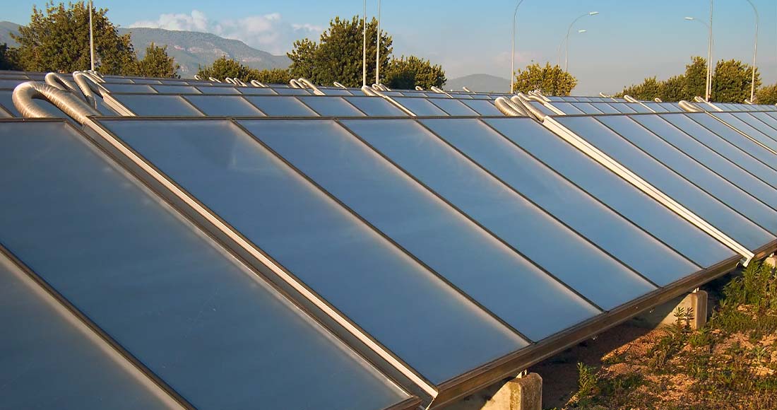 Plusieurs panneaux solaires thermiques