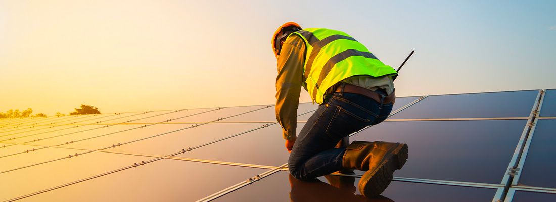 Personne qui installe des panneaux solaires thermiques