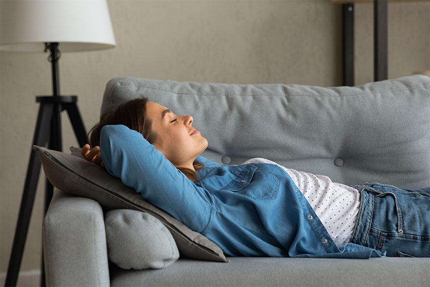 Femme qui se détend sur un canapé